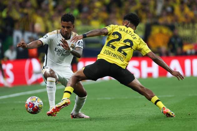 Real Madrid s Rodrygo Goes (L) in action against Dortmund s Ian Maatsen (R) during the UEFA Champions League final soccer match between Borussia Dortmund and Real Madrid, in London, Britain, 01 June 2024. UEFA Champions League final - Borussia Dortmund vs Real Madrid !ACHTUNG: NUR REDAKTIONELLE NUTZUNG!  Copyright: xKikoxHuescax(es-ES)x GRAF2804 20240601-55013752366_1