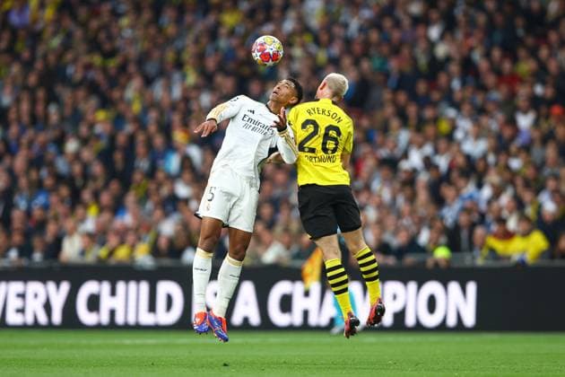 Jude Bellingham of Real Madrid (L) battles with Julian Ryerson of Borussia Dortmund (R) Borussia Dortmund v Real Madrid, UEFA Champions League, Final, Football, Wembley Stadium, London, UK - 01 June 2024 EDITORIAL USE ONLY No use with unauthorised audio, video, data, fixture lists, club league logos or live services. Online in-match use limited to 120 images, no video emulation. No use in betting, games or single club league player publications. Copyright: xKieranxMcManus Shutterstockx 14516313ay