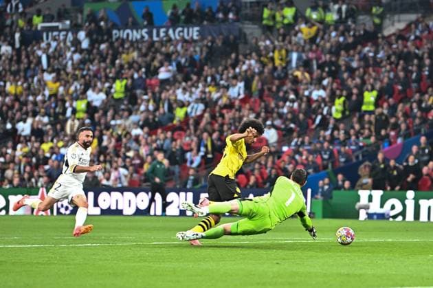01 06 2024, xfux, Football UEFA Champions League Final 2024, Borussia Dortmund Real Madrid, emspor, v l Daniel Carvajal Real Madrid , Karim Adeyemi Borussia Dortmund , Thibaut Courtois Real Madrid DFL DFB REGULATIONS PROHIBIT ANY USE OF PHOTOGRAPHS as IMAGE SEQUENCES and or QUASI VIDEO London