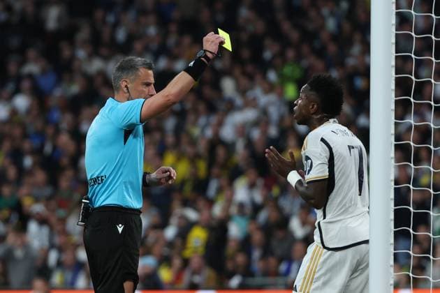 Slovenian referee Slavko Vincic (L) shows a yellow card to Real Madrid s Vinicius Jr (R) during the UEFA Champions League final soccer match between Borussia Dortmund and Real Madrid, in London, Britain, 01 June 2024. UEFA Champions League final - Borussia Dortmund vs Real Madrid !ACHTUNG: NUR REDAKTIONELLE NUTZUNG!  Copyright: xKikoxHuescax(es-ES)x GRAF2810 20240601-55013752435_1