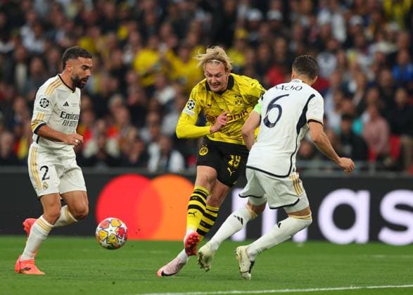 1st June 2024; Wembley Stadium, London, England; UEFA Champions League Football Final, Borussia Dortmund versus Real Madrid; Julian Brandt of Borussia Dortmund taking a shot past Nacho Fernandez and Daniel Carvajal of Real Madrid  ActionPlus12649832 JohnxPatrickxFletcher