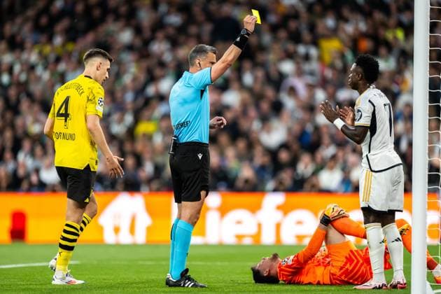 240601 Vinicius Junior of Real Madrid receives a yellow card during the UEFA Champions League final between Dortmund and Real Madrid on June 1, 2024 in London Photo Petter Arvidson BILDBYRAN kod PA PA0818 fotboll football soccer fotball champions league final dortmund real madrid bbeng  Copyright: PETTERxARVIDSON BB240601PA117