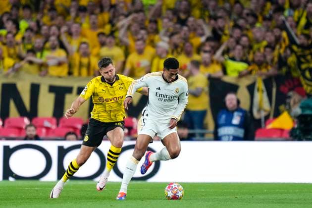Borussia Dortmund v Real Madrid CF - UEFA Champions League Final 2023 24 Niclas Fullkrug centre-forward of Borussia Dortmund and Germany competes for the ball with Jude Bellingham central midfield of Real Madrid and England during the UEFA Champions League 2023 24 final match between Borussia Dortmund v Real Madrid CF at Wembley Stadium on June 1, 2024 in London, England. London England United Kingdom  Copyright: xJosexBretonx originalFilename:breton-borussia240601_np1GL.jpg