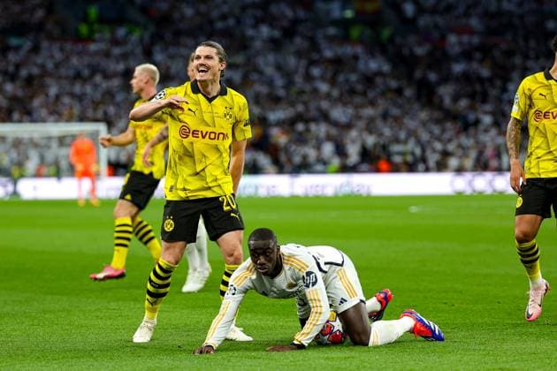 Borussia Dortmund v Real Madrid Champions League 01 06 2024. Final Marcel Sabitzer (20) of Borussia Dortmund argues with the official during the Champions League Final match between Borussia Dortmund and Real Madrid at Wembley Stadium, London, England on 1 June 2024. Editorial use only , Copyright: xNigelxKeenex PSI-19804-0048