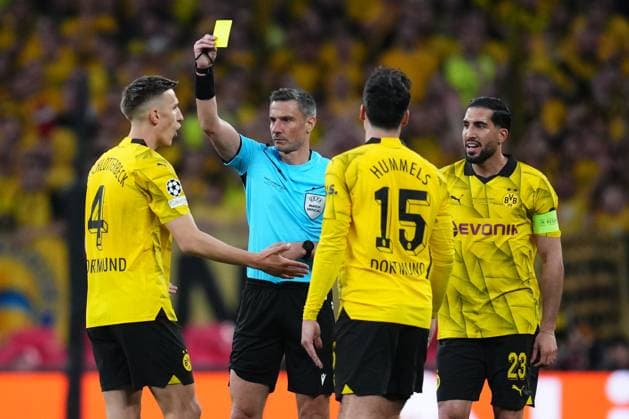 ENG: Borussia Dortmund v Real Madrid. UEFA Champions League 2023-2024. Final The referee shows yellow card to Nico Schlotterbeck of Borussia Dortmund during the UEFA Champions League Final match between Borussia Dortmund and Real Madrid played at Wembley Stadium on June 1, 2024 in London, England. kpng Copyright: xBaguxBlancox xPRESSINPHOTOx PS_240601_044