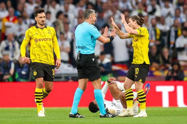 Borussia Dortmund v Real Madrid CF - UEFA Champions League Final 2023 24 LONDON, ENGLAND - JUNE 1: Marcel Sabitzer of Dortmund speaks with referee during the UEFA Champions League 2023 24 final match between Borussia Dortmund v Real Madrid CF at Wembley Stadium on June 1, 2024 in London, England. SanjinxStrukic PIXSELL