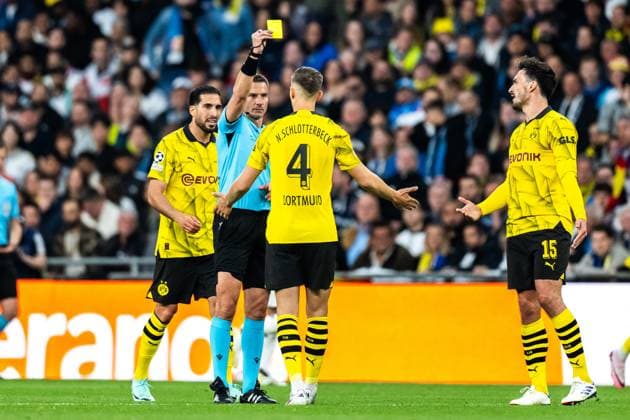240601 Nico Schlotterbeck of Dortmund receives a yellow card during the UEFA Champions League final between Dortmund and Real Madrid on June 1, 2024 in London Photo Petter Arvidson BILDBYRAN kod PA PA0818 fotboll football soccer fotball champions league final dortmund real madrid bbeng bbauto  Copyright: PETTERxARVIDSON BB240601PA120