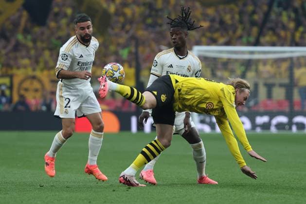 Real Madrid s Dani Carvajal (L) and Eduardo Camavinga (C) in action against Dortmund s Julian Brandt (R) during the UEFA Champions League final soccer match between Borussia Dortmund and Real Madrid, in London, Britain, 01 June 2024. UEFA Champions League final - Borussia Dortmund vs Real Madrid !ACHTUNG: NUR REDAKTIONELLE NUTZUNG!  Copyright: xKikoxHuescax(es-ES)x GRAF2812 0492769526st