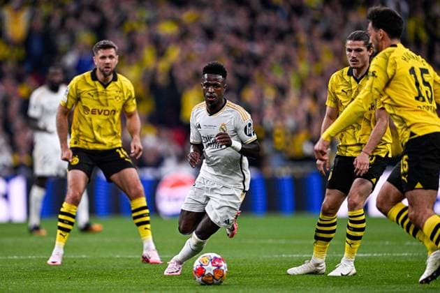 2024-06-01 Borussia Dortmund v Real Madrid CF - UEFA Champions League Final 2023 24 LONDON, UNITED KINGDOM - JUNE 1: Vinicius Junior of Real Madrid CF dribbles past players of Borussia Dortmund during the UEFA Champions League Final 2023 24 match between Borussia Dortmund and Real Madrid CF at Wembley Stadium on June 1, 2024 in London, United Kingdom. (Photo by Pablo Morano BSR Agency) London United Kingdom Content not available for redistribution in The Netherlands directly or indirectly through any third parties. Copyright: xBSRxAgencyx