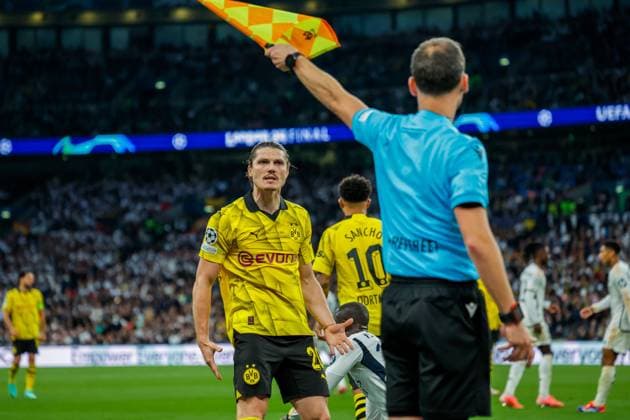 UEFA Champions League Final 2024 Borussia Dortmund Real Madrid London, England 20240601 Borussia Dortmunds Marcel Sabitzer rages against the linesman during the Champions League Final between Borussia Dortmund and Real Madrid at Wembley Stadium Photo Svein Ove Ekornesvag NTB London England EDITORIAL USE ONLY RESTRICTED USE FOR BETTING COMPANIES  Copyright: xSveinxOvexEkornesvagx xNTBx