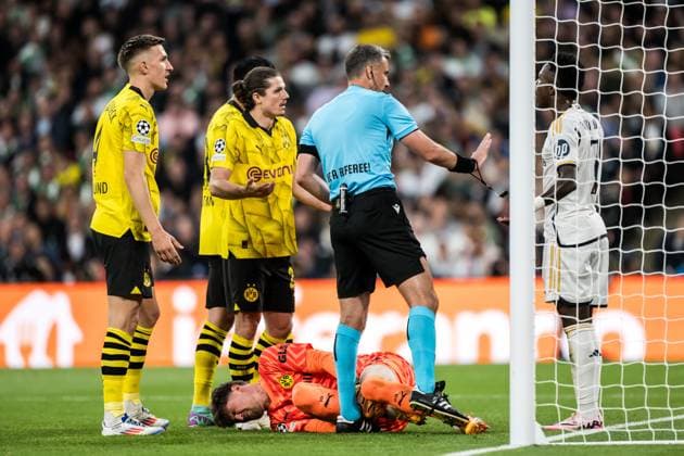 240601 Vinicius Junior of Real Madrid and Gregor Kobel of Dortmund during the UEFA Champions League final between Dortmund and Real Madrid on June 1, 2024 in London Photo Petter Arvidson BILDBYRAN kod PA PA0818 fotboll football soccer fotball champions league final dortmund real madrid bbeng bbauto  Copyright: PETTERxARVIDSON BB240601PA123