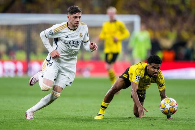 240601 Federico Valverde of Real Madrid and Ian Maatsen of Dortmund during the UEFA Champions League final between Dortmund and Real Madrid on June 1, 2024 in London Photo Petter Arvidson BILDBYRAN kod PA PA0818 fotboll football soccer fotball champions league final dortmund real madrid bbeng bbauto  Copyright: PETTERxARVIDSON BB240601PA126