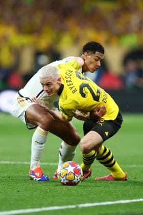 Champions-League-Finale 1. Juni 2024, London UEFA-Champions-League-Finale Borussia Dortmund gegen Real Madrid Julian Ryerson von Borussia Dortmund im Zweikampf mit Jude Bellingham von Real Madrid Foto Charlotte Wilson Abseits London UK  Copyright: xCharlottexWilsonx xOffsidexOffside