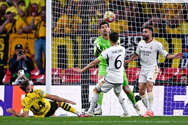 2024-06-01 Borussia Dortmund v Real Madrid CF - UEFA Champions League Final 2023 24 LONDON, UNITED KINGDOM - JUNE 1: Niclas Fullkrug of Borussia Dortmund shoots and Nacho of Real Madrid CF, Dani Carvajal of Real Madrid CF and goalkeeper Thibaut Courtois of Real Madrid CF try to stop the ball during the UEFA Champions League Final 2023 24 match between Borussia Dortmund and Real Madrid CF at Wembley Stadium on June 1, 2024 in London, United Kingdom. (Photo by Pablo Morano BSR Agency) London United Kingdom Content not available for redistribution in The Netherlands directly or indirectly through any third parties. Copyright: xBSRxAgencyx