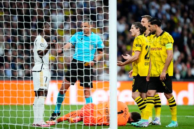 Borussia Dortmund v Real Madrid CF - UEFA Champions League Final 2023 24 Vinicius Junior left winger of Real Madrid and Brazil speaks with the Referee Slavko Vincic during the UEFA Champions League 2023 24 final match between Borussia Dortmund v Real Madrid CF at Wembley Stadium on June 1, 2024 in London, England. London England United Kingdom  Copyright: xJosexBretonx originalFilename:breton-borussia240601_npP0h.jpg