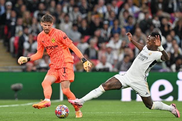 20240601 Champions League Final Dortmund vs Real Madrid goalkeeper Gregor Kobel (1) of Dortmund fighting for the ball with Vinicius Junior (7) of Real Madrid during a soccer game between German Borussia Dortmund and Spanish Real Madrid CF in the UEFA Champions League Final of the 2023-24 season, on Saturday 1 June 2024 in London , United Kingdom . PHOTO SPORTPIX David Catry London Wembley Stadium United Kingdom  Copyright: xSportpix.bex xDavidxCatryxDavidxCatryx