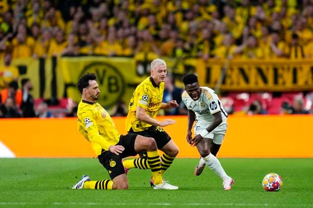 Borussia Dortmund v Real Madrid CF - UEFA Champions League Final 2023 24 Julian Ryerson right-back of Borussia Dortmund and Norway competes for the ball with Vinicius Junior left winger of Real Madrid and Brazil during the UEFA Champions League 2023 24 final match between Borussia Dortmund v Real Madrid CF at Wembley Stadium on June 1, 2024 in London, England. London England United Kingdom  Copyright: xJosexBretonx originalFilename:breton-borussia240601_npIR2.jpg