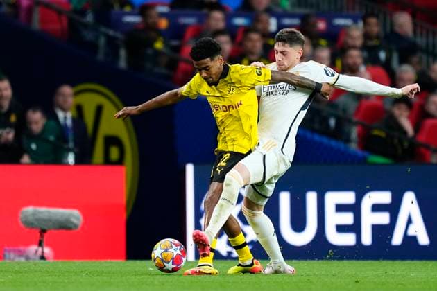 Borussia Dortmund v Real Madrid CF - UEFA Champions League Final 2023 24 Ian Maatsen left-back of Borussia Dortmund and Netherlands competes for the ball with Federico Valverde central midfield of Real Madrid and Uruguay during the UEFA Champions League 2023 24 final match between Borussia Dortmund v Real Madrid CF at Wembley Stadium on June 1, 2024 in London, England. London England United Kingdom  Copyright: xJosexBretonx originalFilename:breton-borussia240601_nptHY.jpg