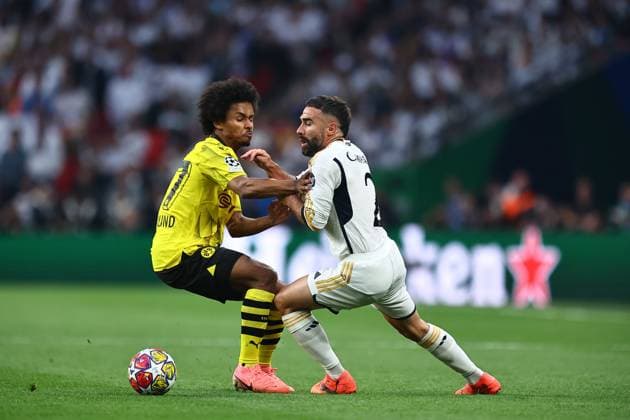 SOCCER - UEFA CL, Dortmund vs Madrid LONDON,ENGLAND,01.JUN.24 - SOCCER - UEFA Champions League, final, Borussia Dortmund vs Real Madrid CF. Image shows Karim Adeyemi (Dortmund) and Daniel Carvajal (Madrid).  GEPAxpictures xMichaelxZemanek