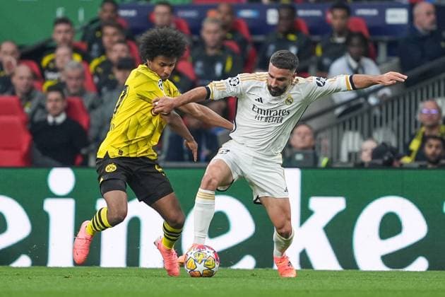 01 06 2024, London, Wembley Stadium, UEFA Champions League Final Dortmund Real Madrid, Karim Adeyemi left winger of Borussia Dortmund and Germany and Daniel Carvajal right back of Real Madrid and Spain battle for the ball duel London Wembley Stadium England United Kingdom Copyright: xJustPictures.ch DanielaxPorcellix jp-en-DaPo-20240601-DSC03104