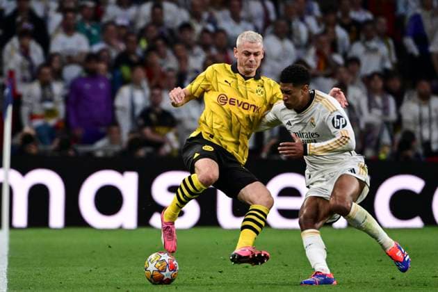 Julian Ryerson 26 Borussia Dortmund in duel, action, with Jude Bellingham 5 Madrid , Borussia Dortmund vs Real Madrid, Football, Champions League, Final, 01 06 2024 London London UK Copyright: xkolbert-press MarcxNiemeyerx