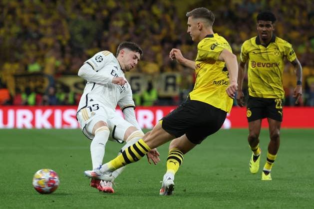 Real Madrid s Fede Valverde (L) in action against Dortmund s Nico Schlotterbeck (R) during the UEFA Champions League final soccer match between Borussia Dortmund and Real Madrid, in London, Britain, 01 June 2024. UEFA Champions League final - Borussia Dortmund vs Real Madrid !ACHTUNG: NUR REDAKTIONELLE NUTZUNG!  Copyright: xKikoxHuescax(es-ES)x GRAF2834 20240601-55013752647_1