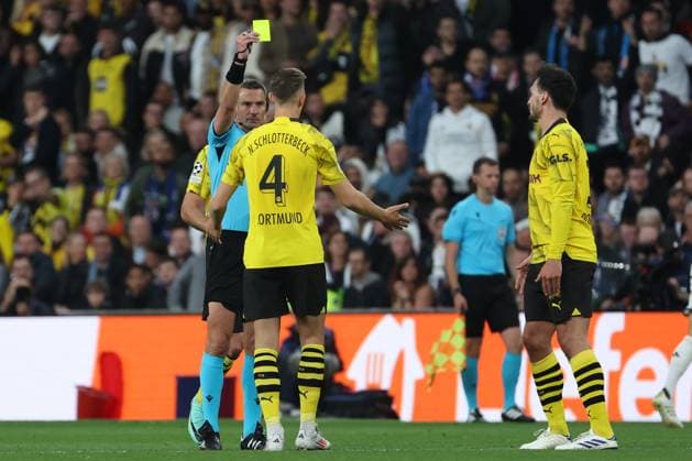 Slovenian referee Slavko Vincic (C) shows a yellow card to Dortmund s Nico Schlotterbeck (C-R) during the UEFA Champions League final soccer match between Borussia Dortmund and Real Madrid, in London, Britain, 01 June 2024. UEFA Champions League final - Borussia Dortmund vs Real Madrid !ACHTUNG: NUR REDAKTIONELLE NUTZUNG!  Copyright: xKikoxHuescax(es-ES)x GRAF2836 20240601-55013752652_1