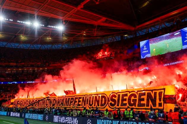 UEFA Champions League Final 2024 Borussia Dortmund Real Madrid London, England 20240601 Borussia Dortmund supporters with flares during the Champions League Final between Borussia Dortmund and Real Madrid at Wembley Stadium Photo Svein Ove Ekornesvag NTB London England EDITORIAL USE ONLY RESTRICTED USE FOR BETTING COMPANIES  Copyright: xSveinxOvexEkornesvagx xNTBx
