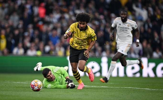 Football CHL FINAL 2023 2024 Final in London 01 06 2024 Borussia Dortmund Real Madrid Karim Adeyemi center, Borussia Dortmund curves around goalkeeper Thibaut Courtois left, Real Madrid