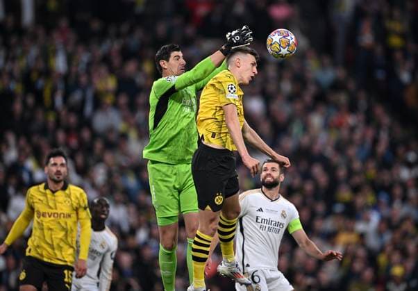 Football CHL FINAL 2023 2024 Final in London 01 06 2024 Borussia Dortmund Real Madrid Nico Schlotterbeck right, Borussia Dortmund against goalkeeper Thibaut Courtois left, Real Madrid