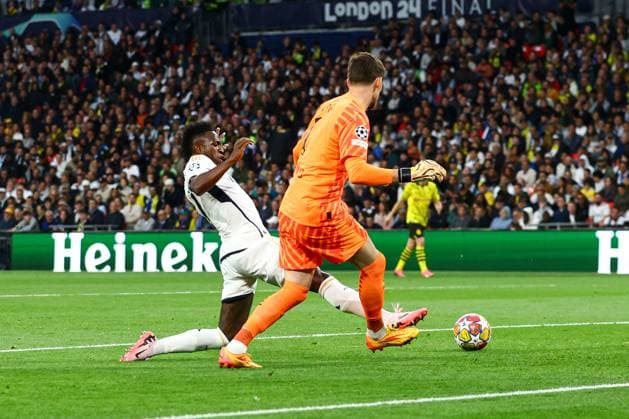 Gregor Kobel of Borussia Dortmund is fouled by Vinicius Junior of Real Madrid Borussia Dortmund v Real Madrid, UEFA Champions League, Final, Football, Wembley Stadium, London, UK - 01 June 2024 EDITORIAL USE ONLY No use with unauthorised audio, video, data, fixture lists, club league logos or live services. Online in-match use limited to 120 images, no video emulation. No use in betting, games or single club league player publications. Copyright: xKieranxMcManus Shutterstockx 14516313be