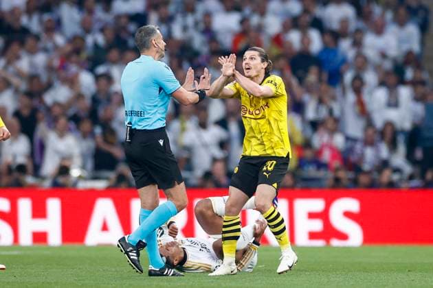 Schiedsrichter Slavko Vincic (Slovenia) und Marcel Sabitzer (Borussia Dortmund) diskuss, UEFA Champions League 2023 24 - Final, Borussia Dortmund vs Real Madrid CF, Wembley Stadium, June 1, 2024, London, United Kingdom.