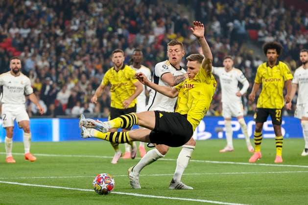 Nico Schlotterbeck (Borussia Dortmund) und Toni Kroos (Real Madrid) battle for the ball, UEFA Champions League 2023 24 - Final, Borussia Dortmund vs Real Madrid CF, Wembley Stadium, June 1, 2024, London, United Kingdom.