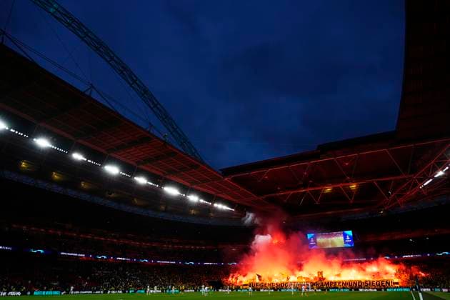 Football, CL Final, Borussia Dortmund - Real Madrid, BVB fans set off pyrotechnics