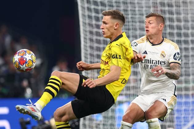 Champions-League-Finale 1. Juni 2024, London UEFA-Champions-League-Finale Borussia Dortmund gegen Real Madrid Nico Schlotterbeck von Borussia Dortmund im Zweikampf mit Toni Kroos von Real Madrid Foto Charlotte Wilson Offside London UK  Copyright: xCharlottexWilsonx xOffsidexOffside