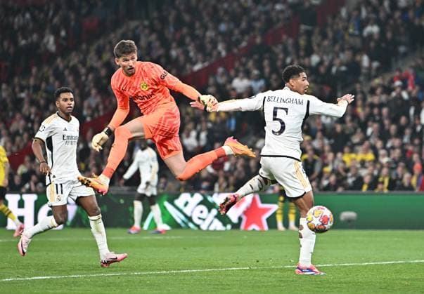 01 06 2024, xfux, Football UEFA Champions League Final 2024, Borussia Dortmund Real Madrid, emspor, v l Jude Bellingham Real Madrid , Gregor Knobel Borussia Dortmund DFL DFB REGULATIONS PROHIBIT ANY USE OF PHOTOGRAPHS as IMAGE SEQUENCES and or QUASI VIDEO London