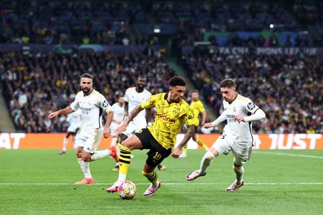 Champions-League-Finale 1. Juni 2024, London UEFA-Champions-League-Finale Borussia Dortmund gegen Real Madrid Jadon Sancho von Borussia Dortmund kämpft mit Federico Valverde von Real Madrid (r) und Dani Carvajal von Real Madrid (l) Foto Charlotte Wilson Offside London UK  Copyright: xCharlottexWilsonx xOffsidexOffside