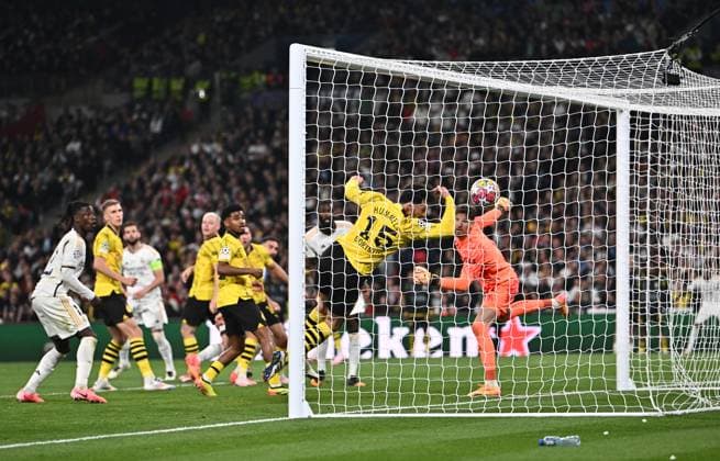 01 06 2024, xfux, Football UEFA Champions League Final 2024, Borussia Dortmund Real Madrid, emspor, v l Daniel Carvajal Real Madrid , Gregor Knobel Borussia Dortmund Goal scored, scored the goal to 1 0 Mats Hummels Borussia Dortmund tries to save DFL DFB REGULATIONS PROHIBIT ANY USE OF PHOTOGRAPHS as IMAGE SEQUENCES and or QUASI VIDEO London