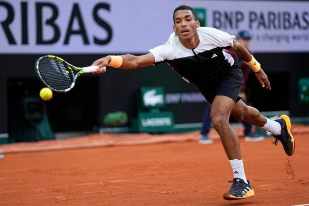 PARIS, FRANCE - JUNE 1: Felix Auger-Aliassime tries to get to the ball during the 3rd round of Roland Garros 2024 match between Ben Shelton vs Felix Auger-Aliassime at Roland Garros Stadium on June 1, 2024 in Paris, France. (Photo by Glenn Gervot Icon Sportswire) TENNIS: JUN 01 Roland-Garros EDITORIAL USE ONLY Icon2024060107222024