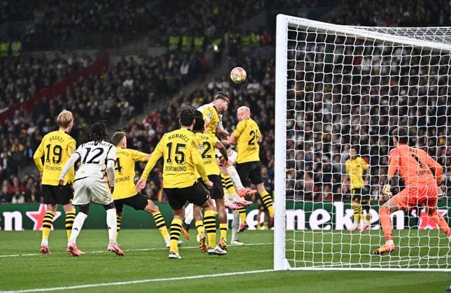 01 06 2024, xfux, Football UEFA Champions League Final 2024, Borussia Dortmund Real Madrid, emspor, v l Daniel Carvajal Real Madrid , Gregor Knobel Borussia Dortmund Goal scored, scored the goal to 1 0 Mats Hummels Borussia Dortmund tries to save DFL DFB REGULATIONS PROHIBIT ANY USE OF PHOTOGRAPHS as IMAGE SEQUENCES and or QUASI VIDEO London