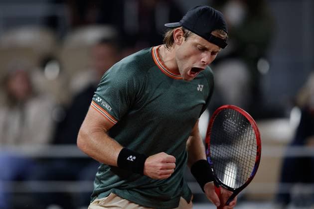01 06 2024 Tennis, French Open 2024 Roland Garros, FRA, Men™s Singles Court Philippe Chatrier THIRD ROUND Zizou Bergs BEL Grigor Dimitrov BUL Picture from left Zizou Bergs BEL cheering Copyright: HMBxMedia AntonioxBorga