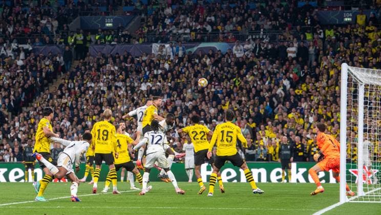 Soccer, Men, Season 2023 2024, Champions League Final , Borussia Dortmund Real Madrid, Daniel Carvajal 2, Real Madrid scores the goal for 1 0 against goalkeeper Gregor Kobel Borussia Dortmund , 01 06 2024, Copyright: xSebastianxRäppold MatthiasxKochx