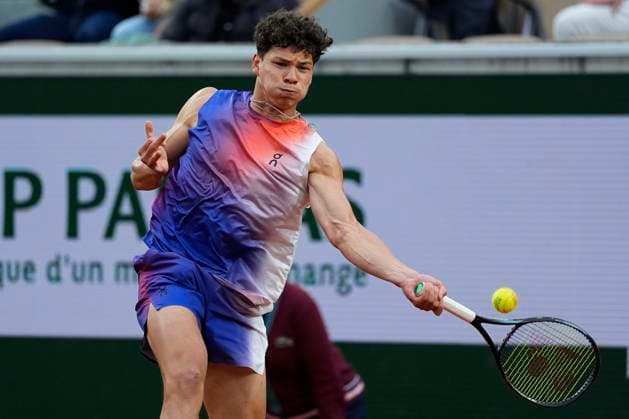 PARIS, FRANCE - JUNE 1: Ben Shelton of USA plays a forehand shot during the 3rd round of Roland Garros 2024 match between Ben Shelton vs Felix Auger-Aliassime at Roland Garros Stadium on June 1, 2024 in Paris, France. (Photo by Glenn Gervot Icon Sportswire) TENNIS: JUN 01 Roland-Garros EDITORIAL USE ONLY Icon2024060117672024