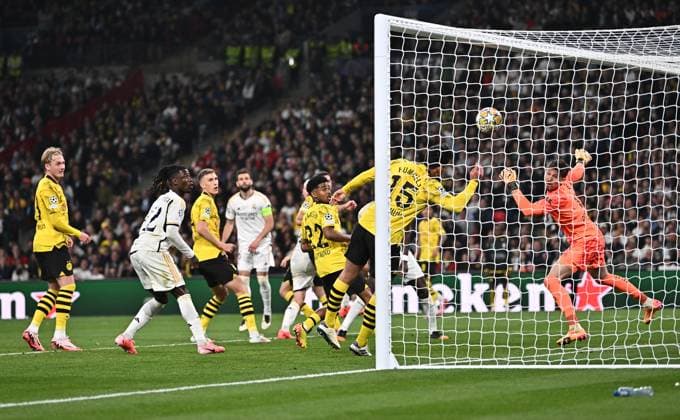 01 06 2024, xfux, Football UEFA Champions League Final 2024, Borussia Dortmund Real Madrid, emspor, v l Daniel Carvajal Real Madrid , Gregor Knobel Borussia Dortmund Goal scored, scored the goal to 1 0 Mats Hummels Borussia Dortmund tries to save DFL DFB REGULATIONS PROHIBIT ANY USE OF PHOTOGRAPHS as IMAGE SEQUENCES and or QUASI VIDEO London