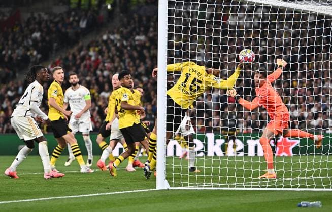 01 06 2024, xfux, Football UEFA Champions League Final 2024, Borussia Dortmund Real Madrid, emspor, v l Daniel Carvajal Real Madrid , Gregor Knobel Borussia Dortmund Goal scored, scored the goal to 1 0 Mats Hummels Borussia Dortmund tries to save DFL DFB REGULATIONS PROHIBIT ANY USE OF PHOTOGRAPHS as IMAGE SEQUENCES and or QUASI VIDEO London