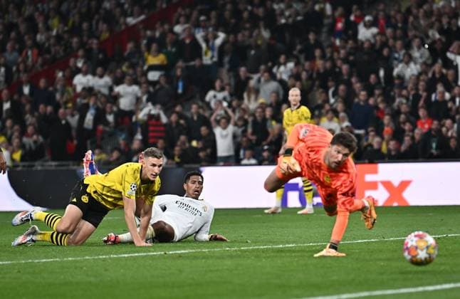 01 06 2024, xfux, Football UEFA Champions League Final 2024, Borussia Dortmund Real Madrid, emspor, v l Jude Bellingham Real Madrid , Nico Schlotterbeck Borussia Dortmund , Gregor Knobel Borussia Dortmund DFL DFB REGULATIONS PROHIBIT ANY USE OF PHOTOGRAPHS as IMAGE SEQUENCES and or QUASI VIDEO London
