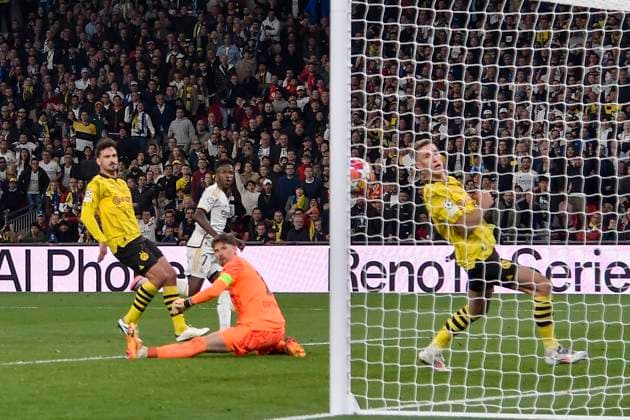 Gregor Kobel 1, Borussia Dortmund concedes the goal to 0 1, Goalscorer Vinicius Junior 7, Real Madrid 01 06 2024 Football, Champions League Final, Borussia Dortmund vs Real Madrid, Stadium in Wembley, London, London Borough of Brent United Kingdom Copyright: xpepphotox xHorstxMauelshagenx pep00321, pep_20240601_hm