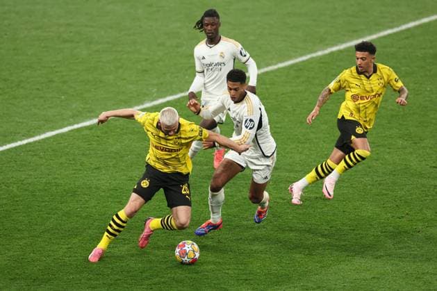 Julian Ryerson of Borussia Dortmund battles with Jude Bellingham of Real Madrid Borussia Dortmund v Real Madrid, UEFA Champions League, Final, Football, Wembley Stadium, London, UK - 01 June 2024 EDITORIAL USE ONLY No use with unauthorised audio, video, data, fixture lists, club league logos or live services. Online in-match use limited to 120 images, no video emulation. No use in betting, games or single club league player publications. Copyright: xPaulxCurrie Shutterstockx 14516316co
