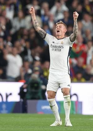 Sport Bilder des Tages London, England, 1st June 2024. Toni Kroos of Real Madrid acknowledges the fans as he is substituted during the UEFA Champions League final match at Wembley Stadium, London. Picture credit should read: David Klein Sportimage EDITORIAL USE ONLY. No use with unauthorised audio, video, data, fixture lists, club league logos or live services. Online in-match use limited to 120 images, no video emulation. No use in betting, games or single club league player publications. SPI-3169-0124
