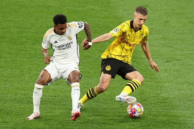 Nico Schlotterbeck of Borussia Dortmund battles with Rodrygo of Real Madrid Borussia Dortmund v Real Madrid, UEFA Champions League, Final, Football, Wembley Stadium, London, UK - 01 June 2024 EDITORIAL USE ONLY No use with unauthorised audio, video, data, fixture lists, club league logos or live services. Online in-match use limited to 120 images, no video emulation. No use in betting, games or single club league player publications. Copyright: xPaulxCurrie Shutterstockx 14516316cq